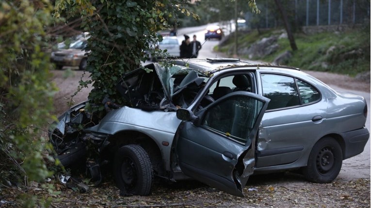 VIDEO Vozač se zabio u stablo na splitskom Marjanu i poginuo